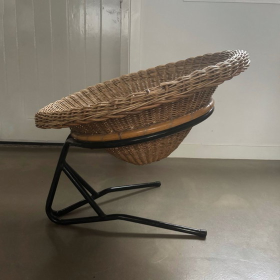 Image 1 of Fauteuil lounge, structure en métal noir, panier en rotin, Rohé Noordwolde, années 1950