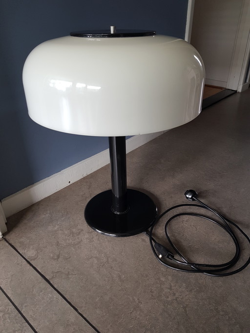 Table/desk lamp from the 1970s, black base / white shade.