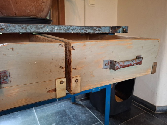 Image 1 of Industrieel vintage werktafeltje / ladekast