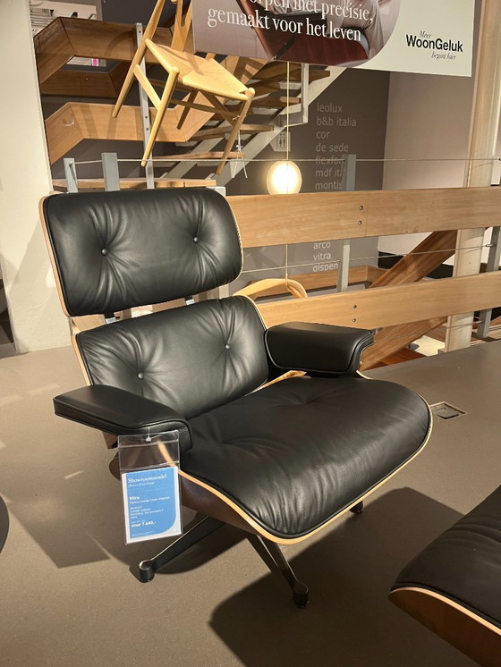 Image 1 of Fauteuil lounge Vitra Eames et repose-pieds