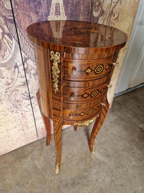 Image 1 of Klassische runde Kommode Beistelltisch, mit verzierten Dekoration 3 Schubladen und Messing Dekorationen dim. 36x36cm und 81cm ho