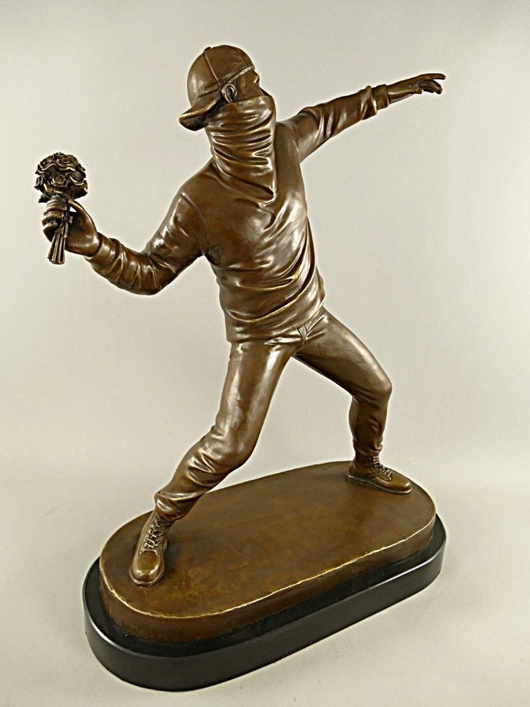 FLOWER BOMBER BRONZE STATUE ♯2 Sculpture, naar het idee van Banksy - flower bomber - 28 cm