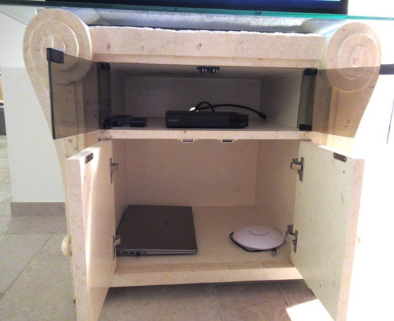 Image 1 of TV-kast / kast in fossielsteen met glazen blad