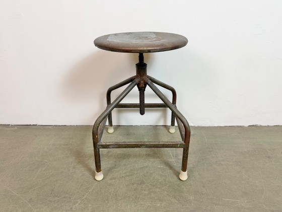 Image 1 of Tabouret pivotant industriel en fer, hauteur réglable, années 1960
