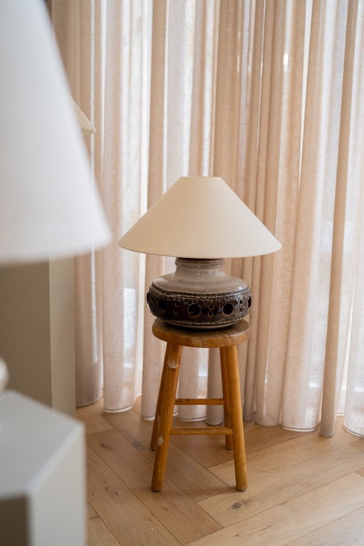 Lampe de table rétro marron avec abat-jour beige