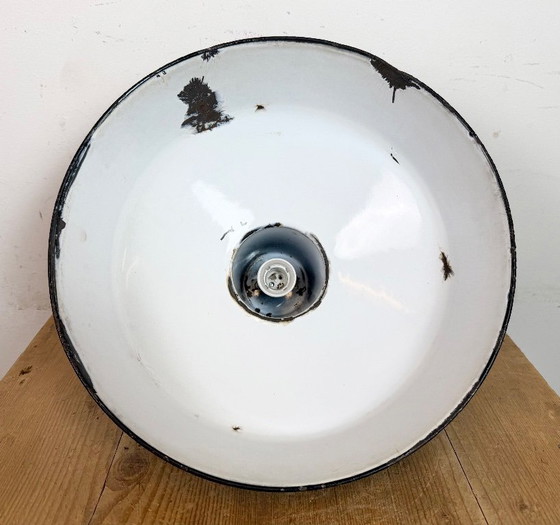 Image 1 of Industriële zwarte geëmailleerde fabriekslamp met gietijzeren bovenkant, jaren 50