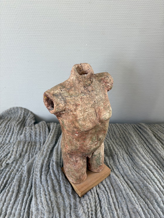 Image 1 of Busto vintage in chamotte con la scritta "HE" su base in legno, altezza 31 cm.