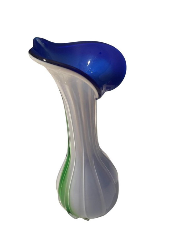Image 1 of Vase vintage en verre d'art – Forme de lys calla bleu et blanc (20 cm)