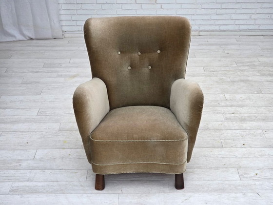 Image 1 of Poltrona danese, anni '60, rivestimento in velluto verde, gambe in legno di quercia.