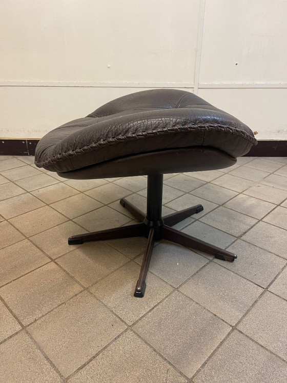 Poggiapiedi/pouf vintage anni '70 di Bramin, Poggiapiedi e pouf, Pelle, Legno, Marrone (foto 7 di 8)