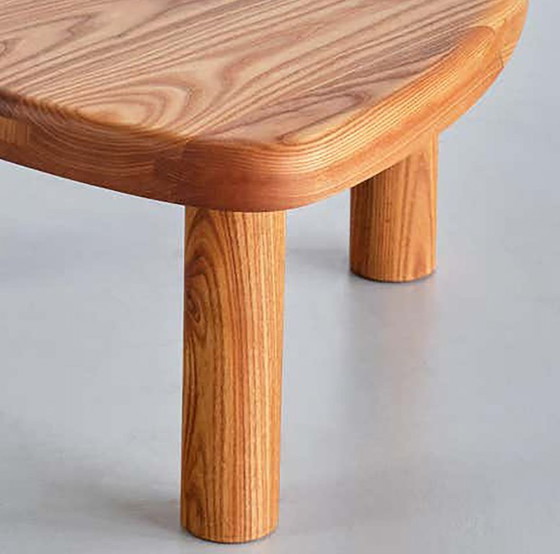 Image 1 of Pierre Chapo T23 – driepotige bijzettafel van massief iepenhout – 2023