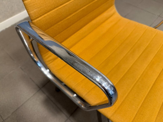 Vitra | Eames | EA107 | Hopsak Naranja | 2 unidades – Sillas de conferencia, Textil, Aluminio (photo 11 of 16)