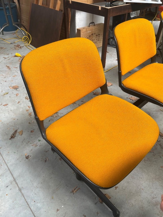 Image 1 of Oranje vintage wachtzitbank - 2 x 3 zit