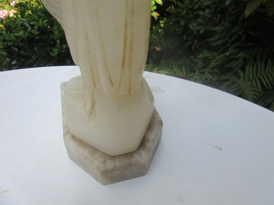 Image 1 of Figurine de coq cockrill fabriquée à la main en onyx blanc translucide ou en albâtre