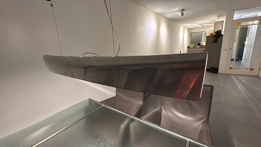 Sedie con etichetta e tavolo e lampada di design