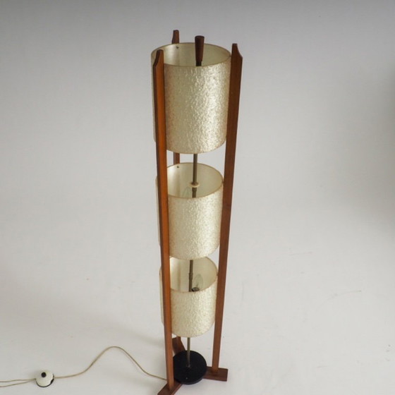 Mid-Century Modern vloerlamp met 3 lagen, gemaakt van glasvezel en hout. – Vloerlampen, Fiberglass (photo 7 of 13)