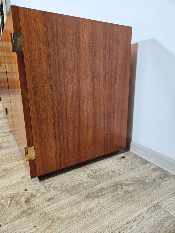 Image 1 of Icono del diseño, cómoda de teca, estilo moderno de mediados de siglo, década de 1960.