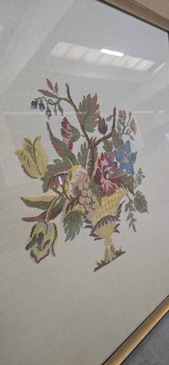 Image 1 of Par de cuadros bordados a mano en estilo clásico y shabby chic.