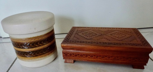 Porta tabacco in ceramica di Velasques e humidor in legno per sigarette.