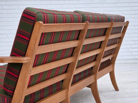 Image 1 of Dänisches 3-Sitzer-Sofa aus den 1970er Jahren, grüne Möbelwolle, Eichenholz.