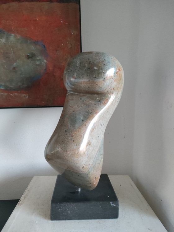 Image 1 of Sculpture abstraite en stéatite sur socle en marbre noir