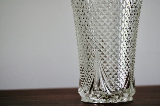 Image 1 of Grand vase en cristal taillé – motif à pointes de diamant