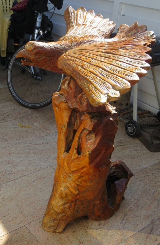 Image 1 of Magnifique grand oiseau de proie en bois massif sur un tronc d'arbre