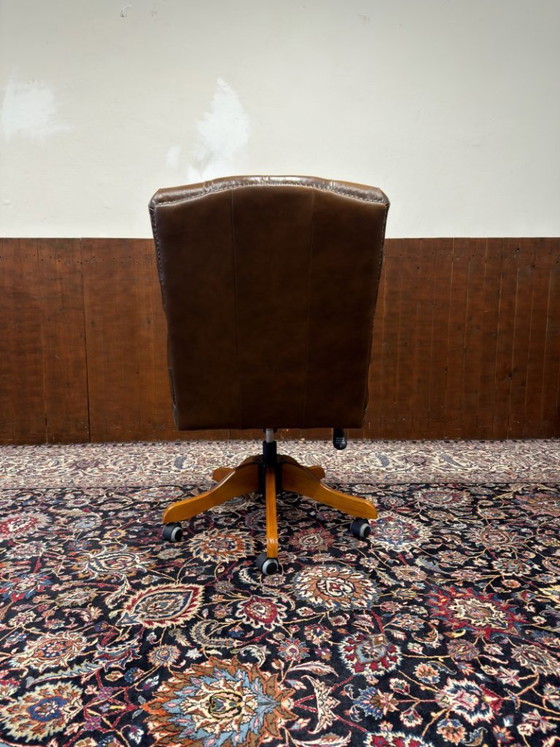Sedia da ufficio Chesterfield inglese President Chair Marrone scuro – Sedie da ufficio, Leather, Wood (photo 4 of 7)
