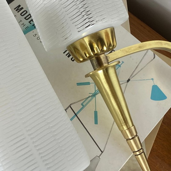 Set van twee messing wandlampen met vierkante tulpvormige kappen van wit geribbeld glas. – Brass (photo 4 of 9)