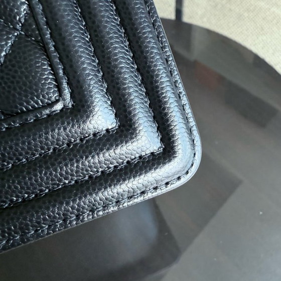 Image 1 of Chanel Boy Small - Pelle di vitello martellata trapuntata color caviale, finiture in rutenio argentato.
