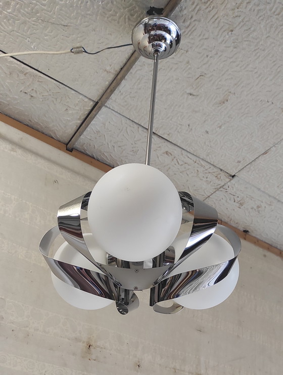 Image 1 of Lámpara de araña de estilo futurista en cromo y cristal opalino - década de 1970