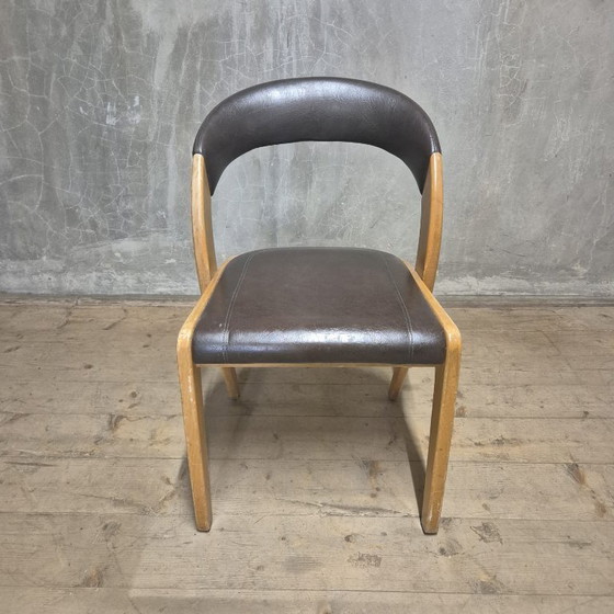 Image 1 of Chaise de salle à manger vintage à dossier incurvé, bois et similicuir, Tchécoslovaquie, années 1970