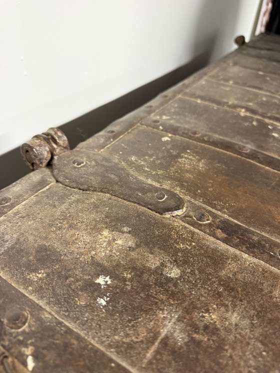 Image 1 of Houten Kist met Metalen Beslag - Uniek Stuk
