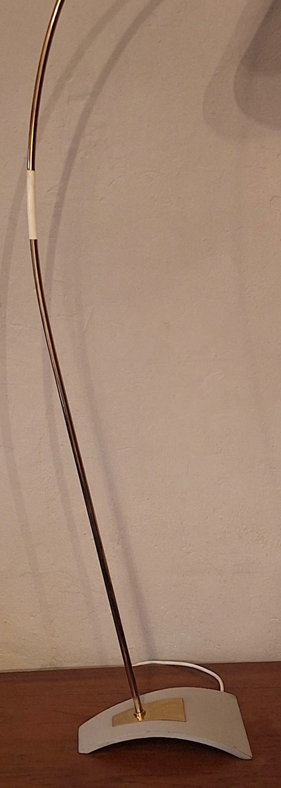 Image 1 of Lampadaire arqué en laiton et métal perforé, style moderne du milieu du siècle, années 1960