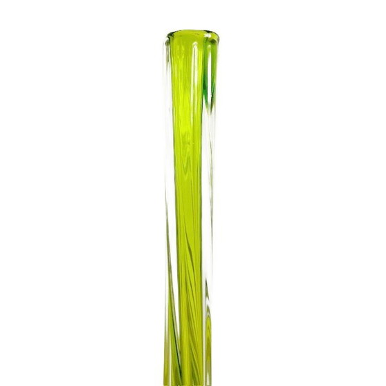 Image 1 of Vase vintage en verre vert torsadé, style milieu du siècle, années 1950