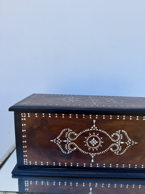 Image 1 of Antico baule orientale con intarsi in madreperla