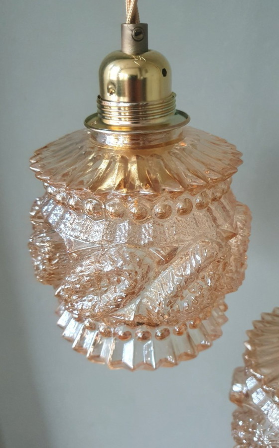 Image 1 of Set van 2 Vintage getextureerde rose / amber getinte hanglampen - midcentury design. 