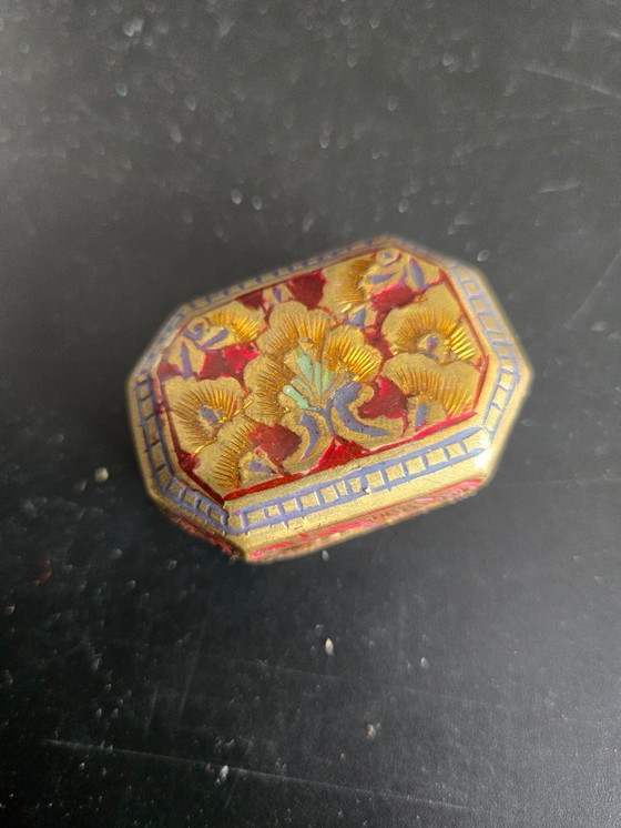 Image 1 of Oude pillendoos van messing of koper met polychroom geciseleerde florale decoratie. In goede gebruikte staat met minimale sporen