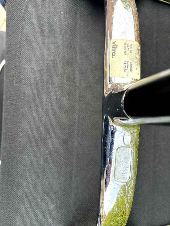 Image 1 of Silla de conferencias de diseño Vitra Eames EA108, negra, con base giratoria.