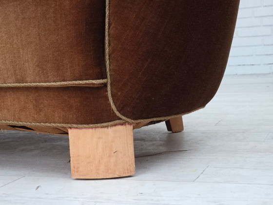 Image 1 of Sofá curvo danés de 2 plazas, década de 1960, tapizado en terciopelo marrón.