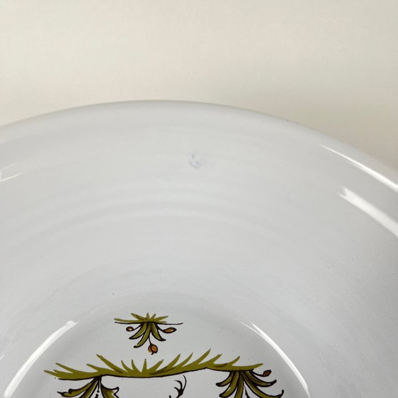 Image 1 of Grande insalatiera in terracotta dipinta a mano, firmata “Moustiers” sul retro, XX secolo