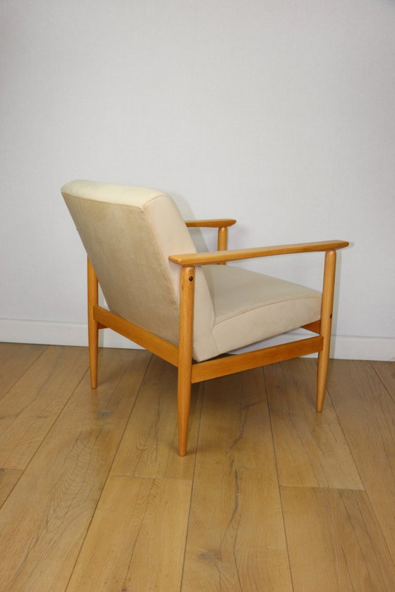 Image 1 of Fauteuil loft vintage années 70, beige clair, tissu velours, bois de hêtre naturel