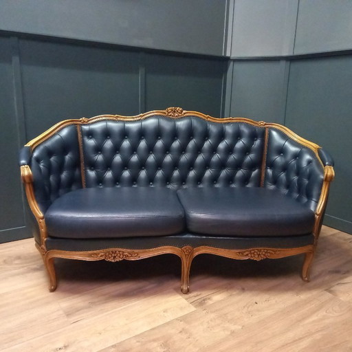 Irresistibile divano Chesterfield vittoriano a due posti in blu navy: un vero colpo d'occhio!