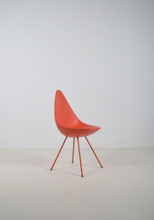 Silla Drop 3110 diseñada por Arne Jacobsen para Fritz Hansen