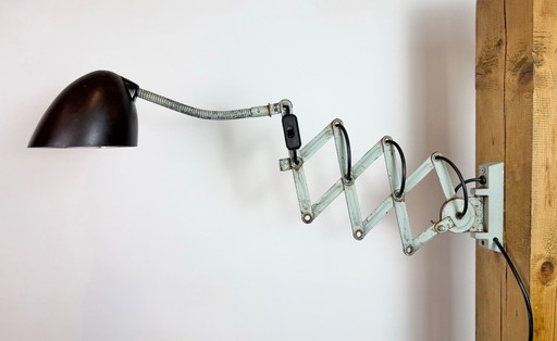 Lámpara de pared industrial verde tipo tijera de Elektroinstala, década de 1960.