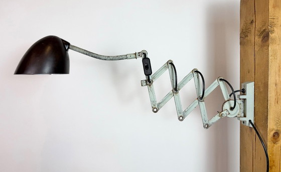 Image 1 of Groene industriële schaarwandlamp van Elektroinstala, jaren 60.