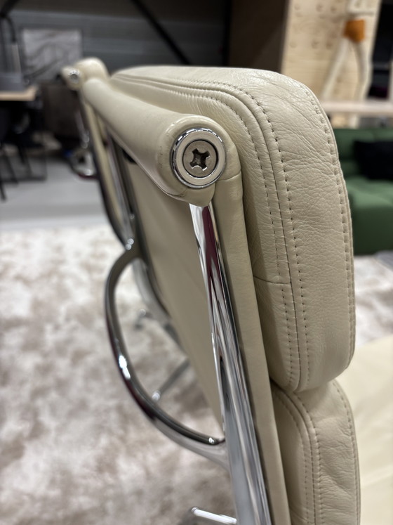 Fauteuil lounge Vitra Eames EA 222 chromé, entièrement recouvert de cuir à l'avant et à l'arrière – Aluminium (photo 7 of 12)