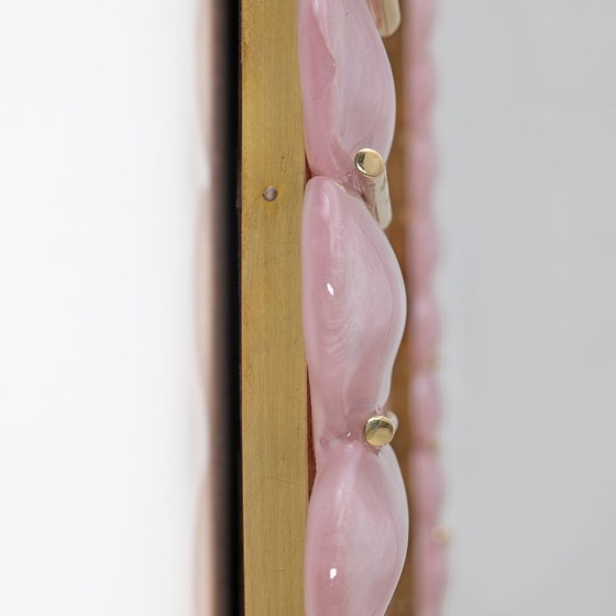 Image 1 of Specchio ovale italiano moderno di metà secolo in ottone e vetro soffiato di Murano rosa