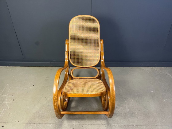 Image 1 of Fauteuil à bascule vintage en bois courbé et toile de canne, années 1960