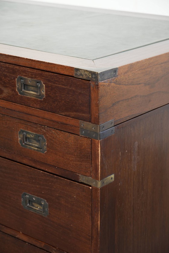 Image 1 of Oud houten Engels bureau uit begin 20e eeuw in campaign style met messing elementen en een groen lederen blad
